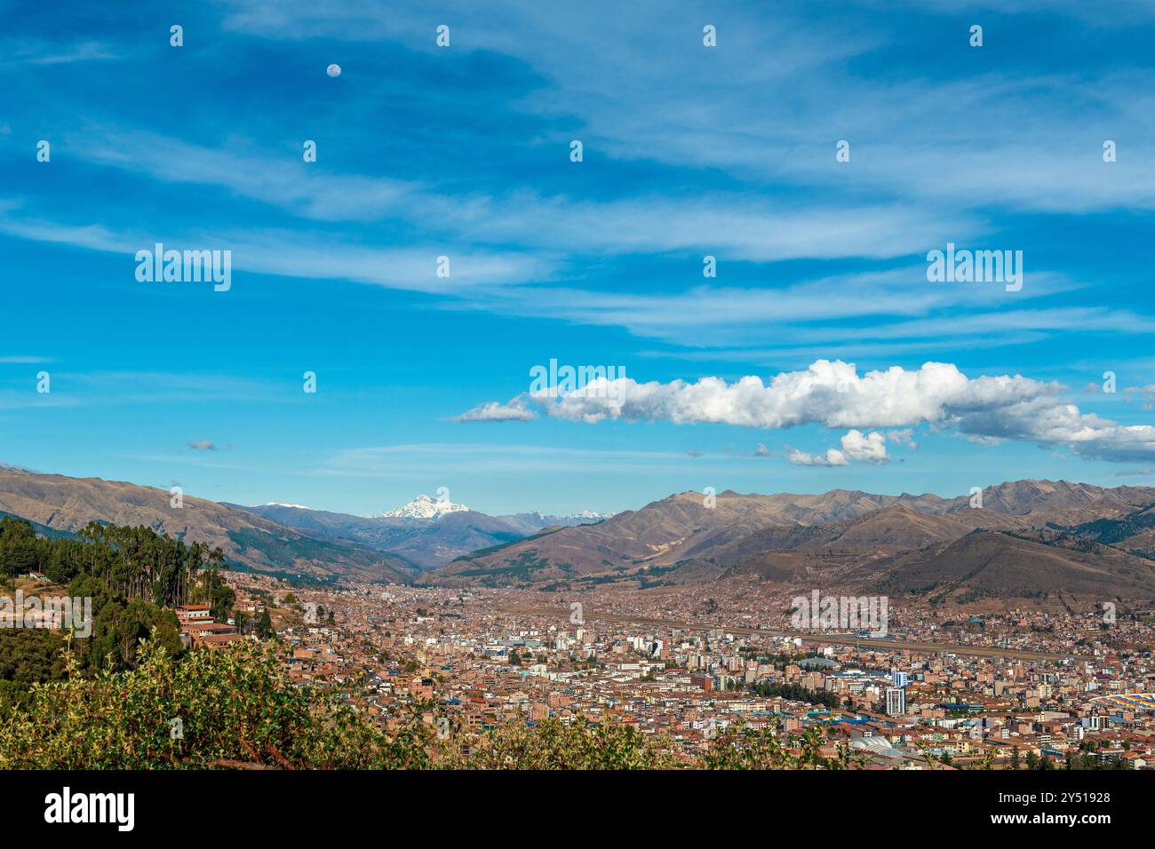 Horizon de la ville de Cusco avec piste d'atterrissage de l'aéroport et chaîne de montagnes des Andes avec sommet de montagne Ausangate et pleine lune, province de Cusco, Pérou. Banque D'Images