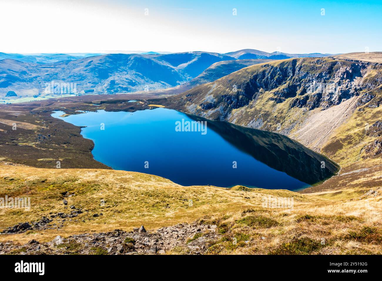 L'étonnant plan d'eau appelé Loch Brandy, un loch de montagne à Glen Clova, Angus, en Écosse, vu de Green Hill au-dessus du loch Banque D'Images