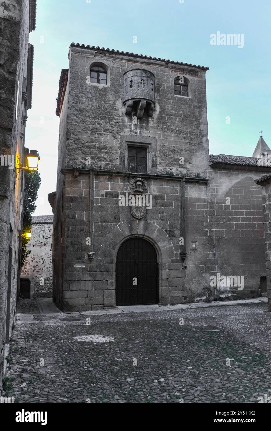 Casa del sol ou Casa de los Solís avec les armoiries familiales, situé dans la partie la plus haute de la ville monumentale de Cáceres Banque D'Images