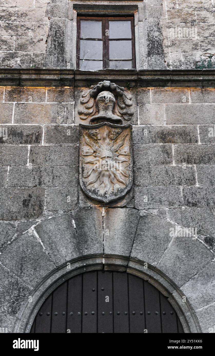 Casa del sol ou Casa de los Solís avec les armoiries familiales, situé dans la partie la plus haute de la ville monumentale de Cáceres Banque D'Images