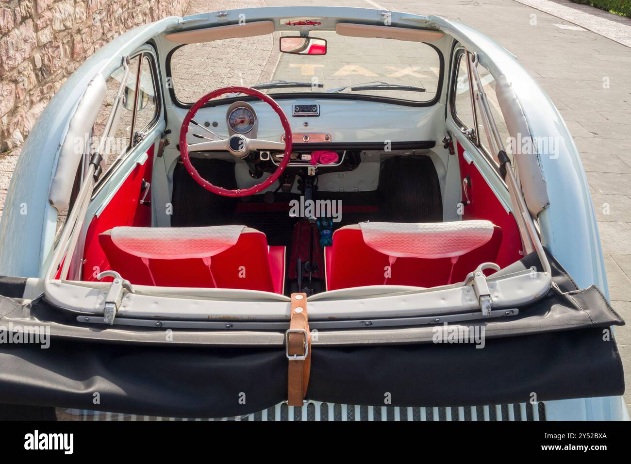 Vieille voiture italienne emblématique 'Fiat 500 cabrio' Banque D'Images