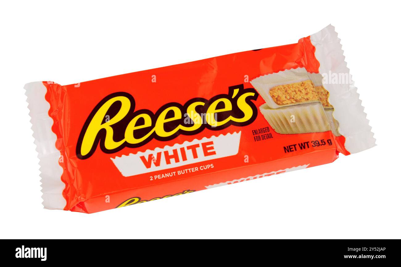 Tasses de chocolat blanc lisse de Reese's fourrées au beurre d'arachide dans un paquet double de 39 g. Banque D'Images