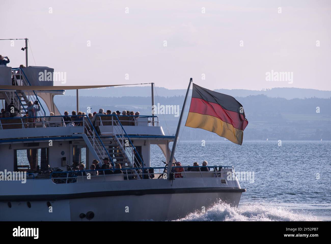 Bodensee, deutsche Flagge weht am Schiffsheck *** Lac de Constance, pavillon allemand vole à la poupe du navire Banque D'Images