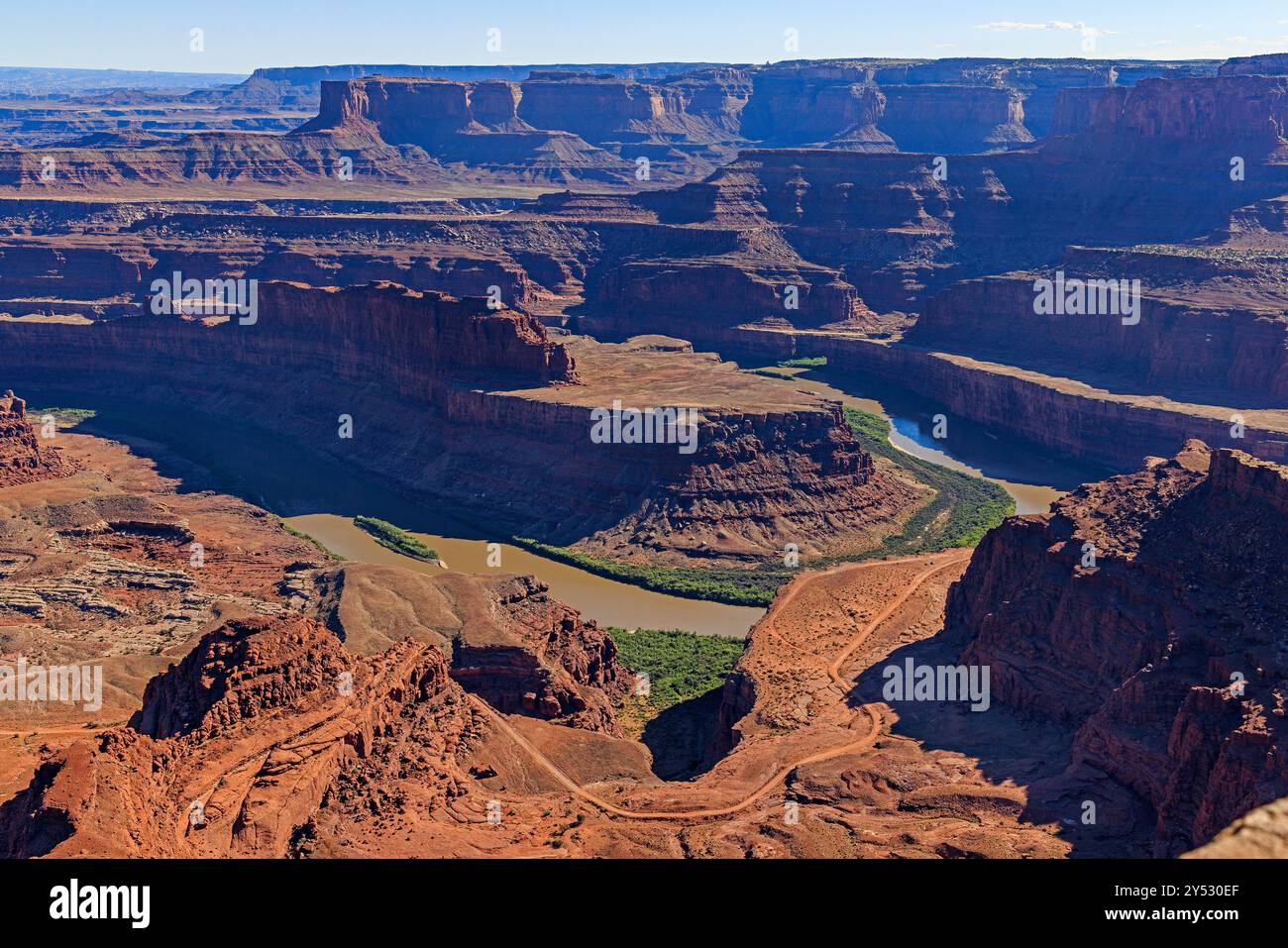 Le fleuve Colorado traverse les formations rocheuses rouges du Dead Horse point State Park près de Moab, dans le comté de San Juan, dans l'Utah, aux États-Unis. Banque D'Images