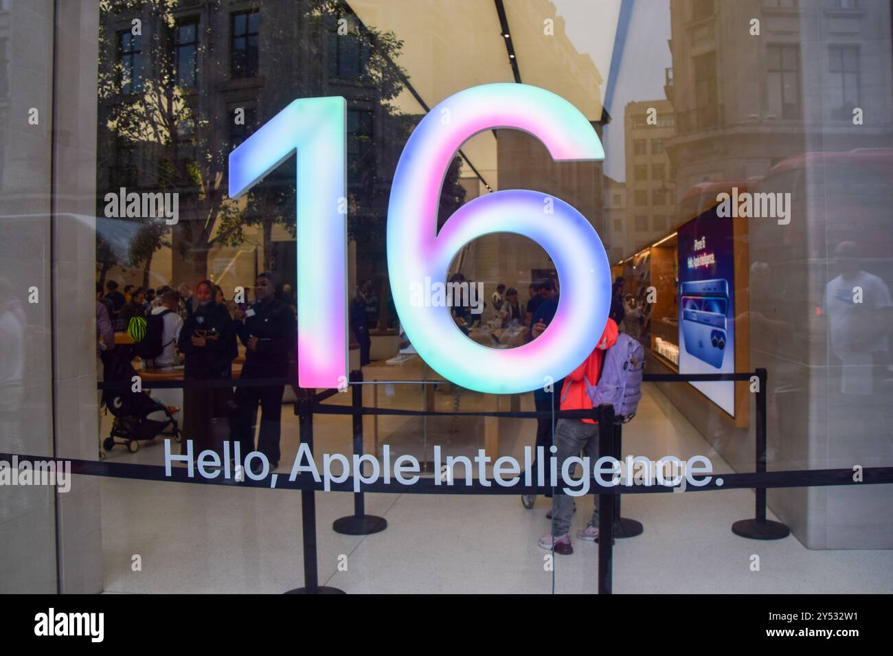 Londres, Royaume-Uni. 20 septembre 2024. Une enseigne dans la vitrine de l'Apple Store de Regent Street fait la promotion de la plateforme d'intelligence artificielle Apple Intelligence alors que l'iPhone 16 est mis en vente au Royaume-Uni. Crédit : Vuk Valcic/Alamy Live News Banque D'Images