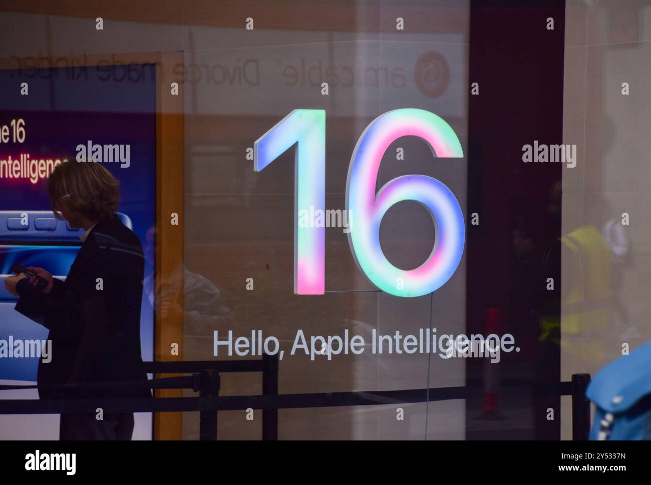Londres, Royaume-Uni. 20 septembre 2024. Une enseigne dans la vitrine de l'Apple Store de Regent Street fait la promotion de la plateforme d'intelligence artificielle Apple Intelligence alors que l'iPhone 16 est mis en vente au Royaume-Uni. Crédit : Vuk Valcic/Alamy Live News Banque D'Images