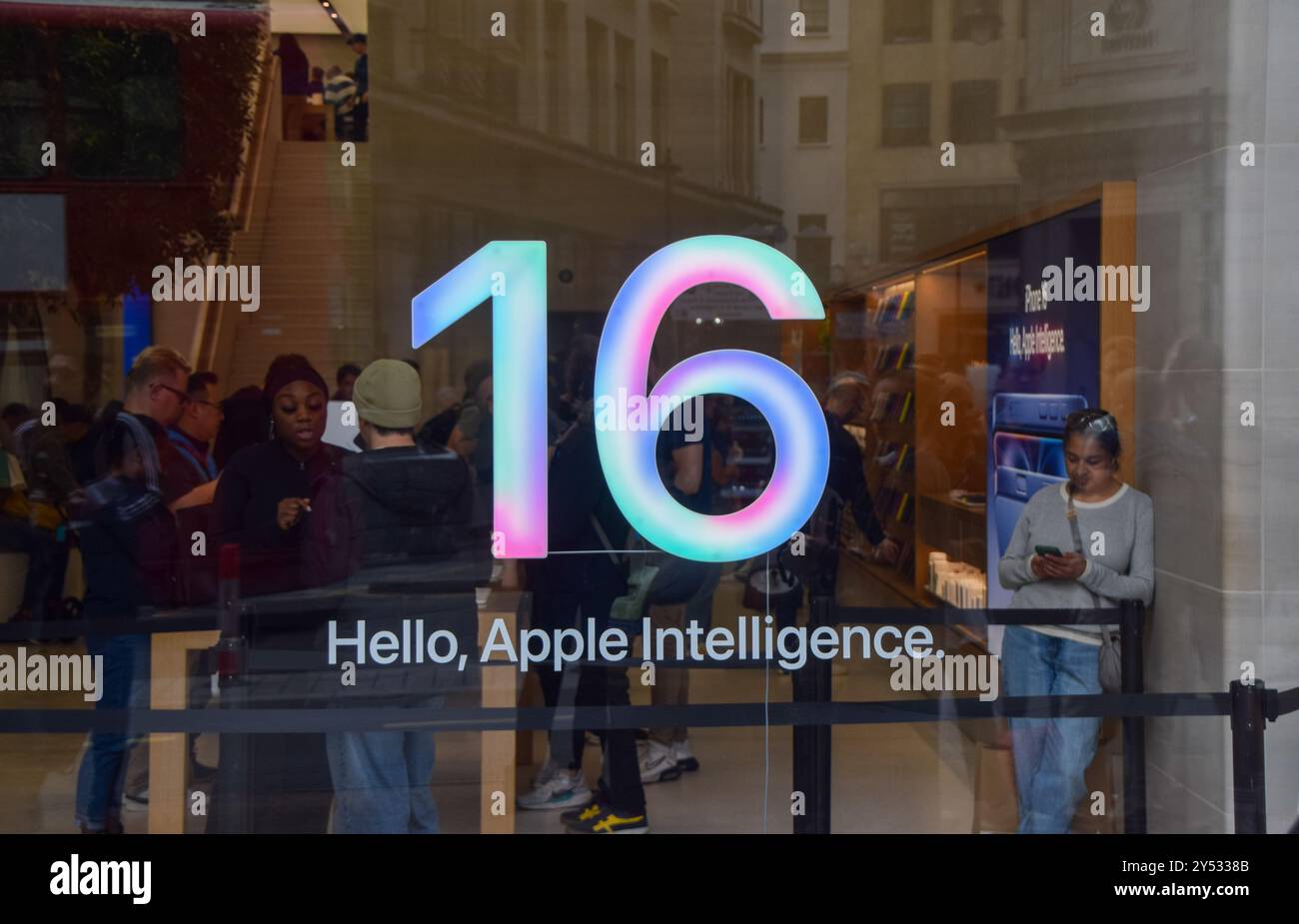 Londres, Royaume-Uni. 20 septembre 2024. Une enseigne dans la vitrine de l'Apple Store de Regent Street fait la promotion de la plateforme d'intelligence artificielle Apple Intelligence alors que l'iPhone 16 est mis en vente au Royaume-Uni. Crédit : Vuk Valcic/Alamy Live News Banque D'Images