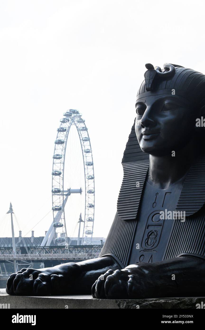 Londres, Royaume-Uni. Un des deux sphynx en bronze de style égyptien (conçu par George John Vulliamy) flanquant l'aiguille de Cléopâtre sur le quai Victoria. Londo Banque D'Images