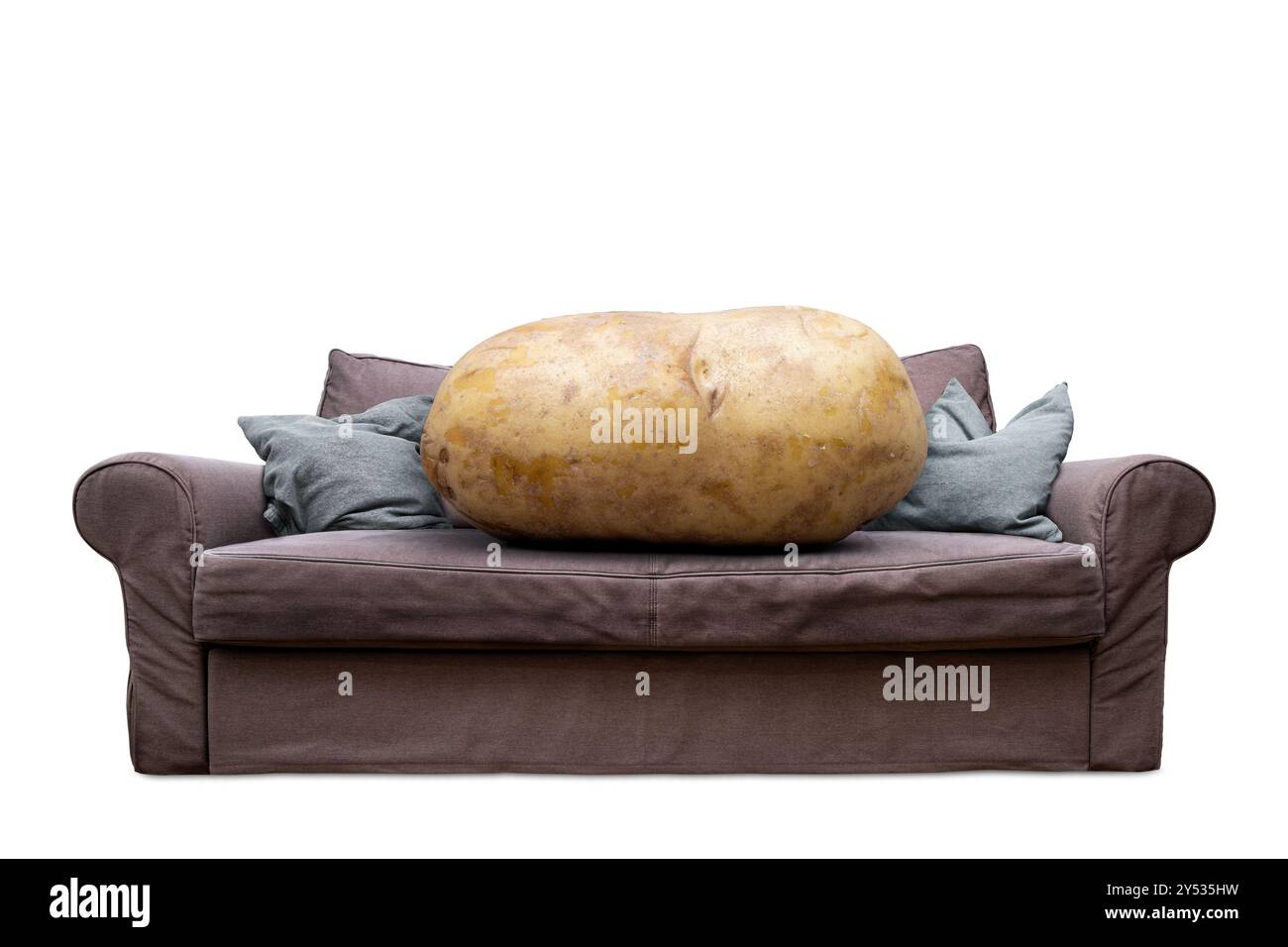 Canapé concept de pomme de terre avec une pomme de terre littérale sur un canapé isolé de l'arrière-plan Banque D'Images