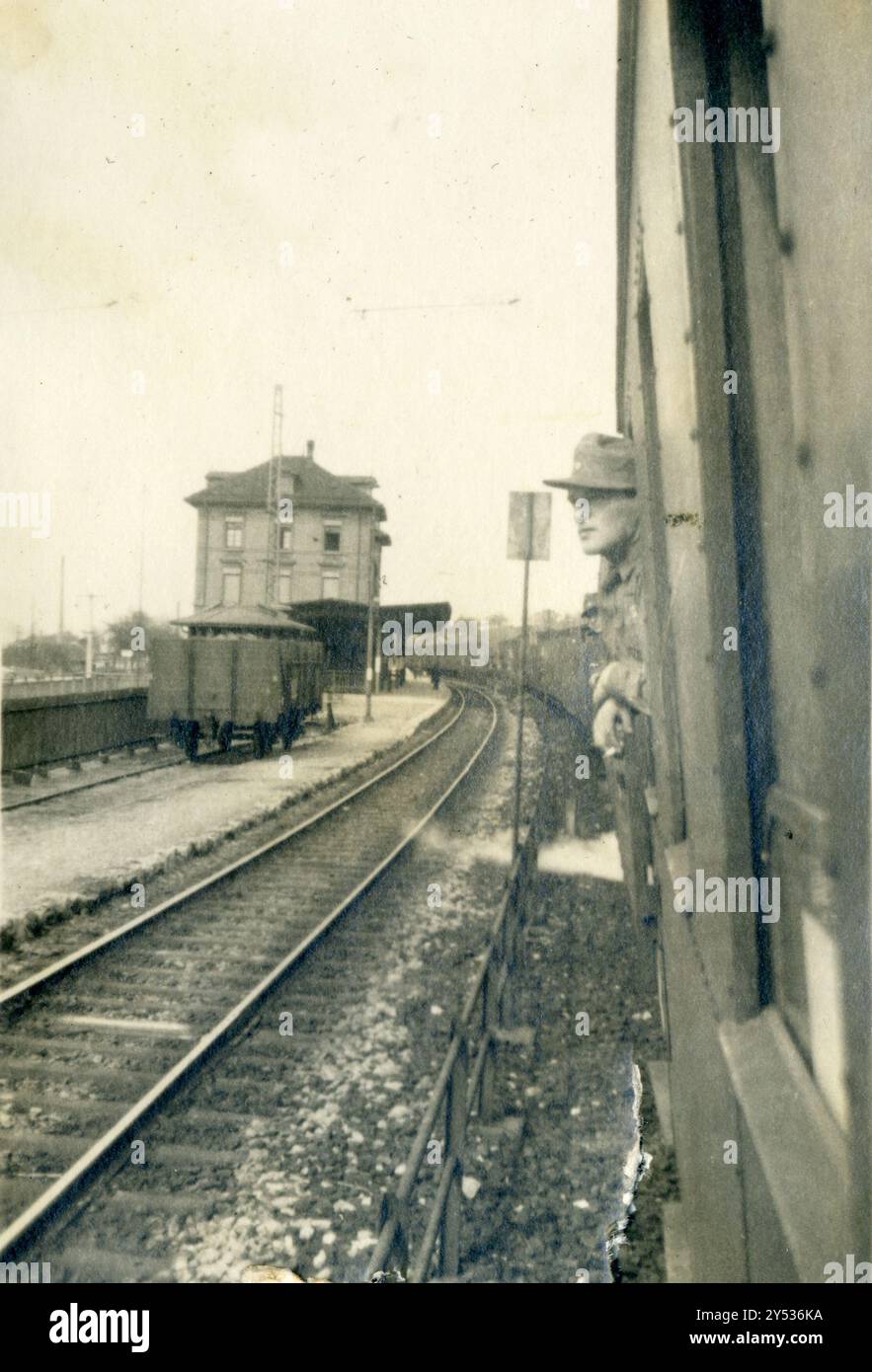 Soldat allemand Afrikakorps voyageant à travers l'Italie en train - italie 1942 Banque D'Images