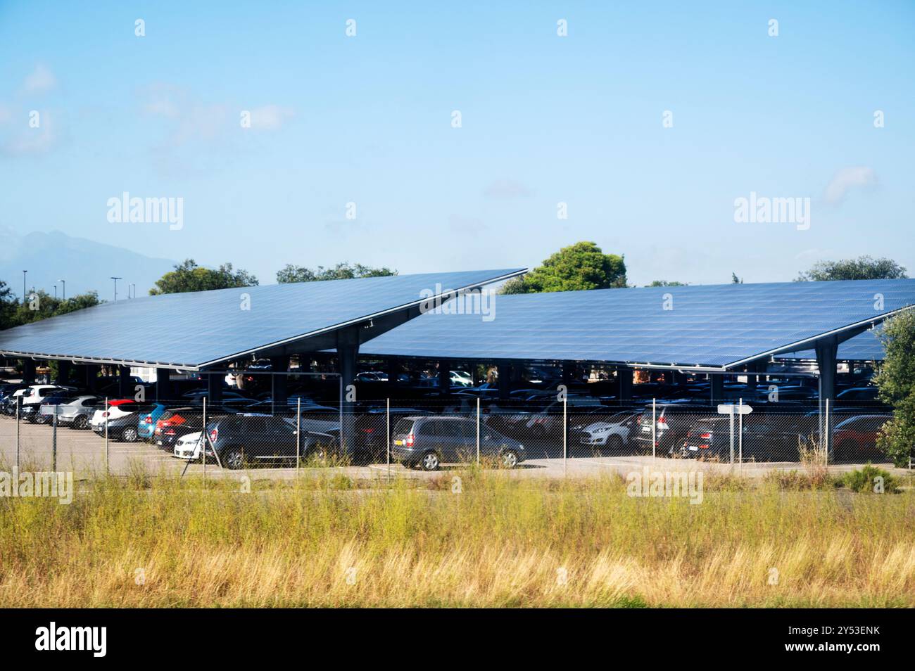 Perpignan, France. Parking aéroport avec toit à panneaux solaires Banque D'Images