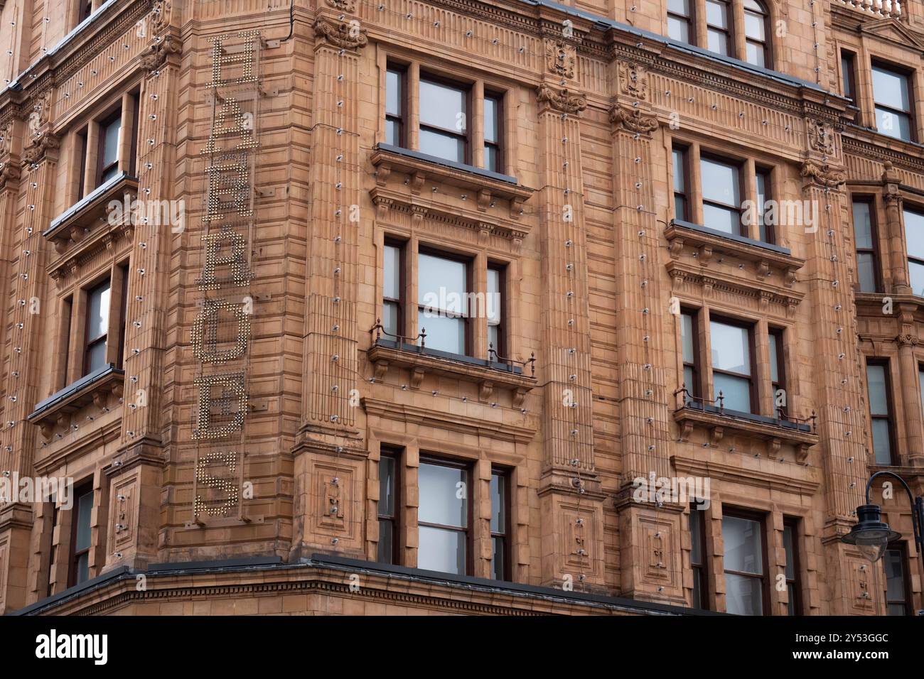 Vue générale de la façade du panneau du grand magasin Harrods à Knightsbridge, au centre de Londres. Les avocats représentant les victimes présumées de Mohamed Al Fayed ont déclaré que l'affaire "combine certains des éléments les plus horribles des affaires impliquant Jimmy Savile, Jeffrey Epstein et Harvey Weinstein". Le propriétaire de feu Harrods a été décrit comme un «monstre» lors d'une conférence de presse tenue par l'équipe juridique présentée dans le documentaire de la BBC Al-Fayed : Predator at Harrods. Date de la photo : vendredi 20 septembre 2024. Banque D'Images