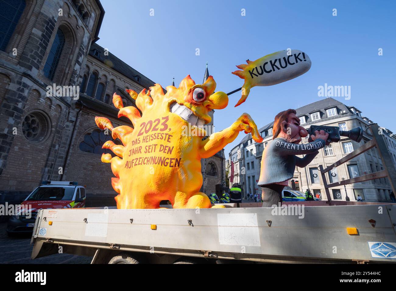 Démo à Bonn : Klimastreik von Fridays for future. 20.09.2024, Bonn. Die Initiative les vendredis pour l'avenir Hat für heute zum globalen Klimastreik aufgerufen. Bundesweit fanden rund 100 Demonstrationen statt. An der Klimademo in Bonn nahmen mehrere Hundert Menschen teil. Die Klimabewegung fordert unter anderem einen schnellen Ausstieg aus Kohle, Öl und Gas sowie ein Ende aller fossilen Investitionen. Foto : Klima Monster. 2023, Das Heiseste Jahr seit den Aufzeichnungen. Bonn Innenstadt Nordrhein-Westfalen Deutschland *** manifestation à Bonn grève climatique le vendredi pour le futur 20 09 2024, Bonn Banque D'Images