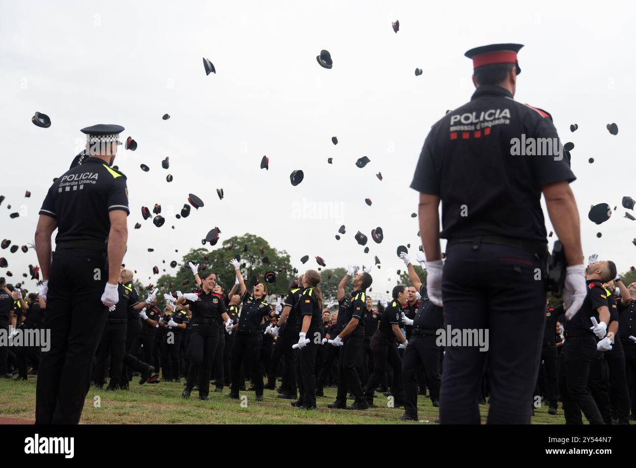 Une journée de joie pour les 400 nouveaux Mossos d'Esquadra et les 600 policiers locaux qui ont reçu aujourd'hui leurs diplômes, les reconnaissant officiellement comme policiers. Le Président de la Generalitat a souligné que, dans un contexte où la criminalité augmente, les policiers sont plus que jamais nécessaires. Día de alegría para los 400 nuevos Mossos d'Esquadra y los 600 policías locales que hoy han recibido el diploma de graduación que los acredita como policías. El presidente de la Generalitat ha destacado que, en un contexto en el que la criminalidad aumenta, los polic& Banque D'Images