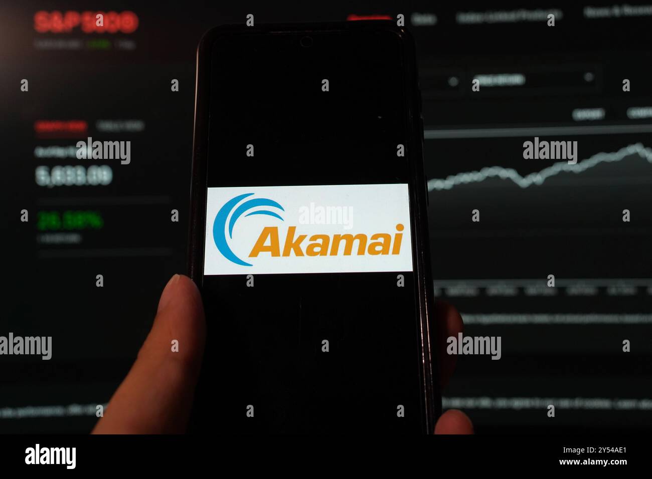 Dans cette illustration photo, le logo Akamai technologies est affiché sur un smartphone avec un arrière-plan de site Web S&P index. Banque D'Images