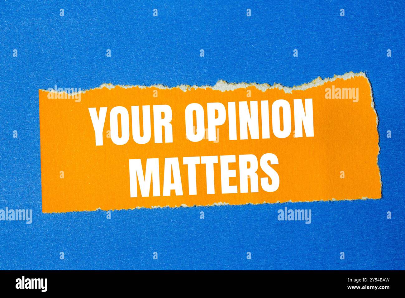 Votre opinion compte message écrit sur papier orange déchiré déchiré avec fond bleu. Conceptuel votre opinion compte. Copier l'espace. Banque D'Images