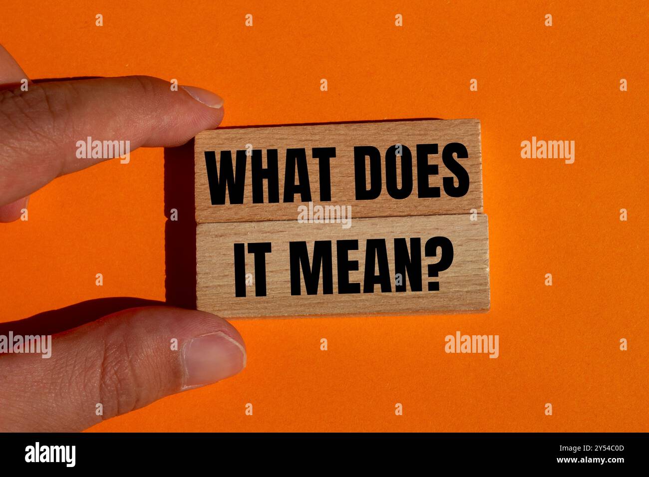 Qu'est-ce que cela signifie question écrite sur des blocs de bois sur fond orange. Conceptuel qu'est-ce que cela signifie symbole de question. Copier l'espace. Banque D'Images