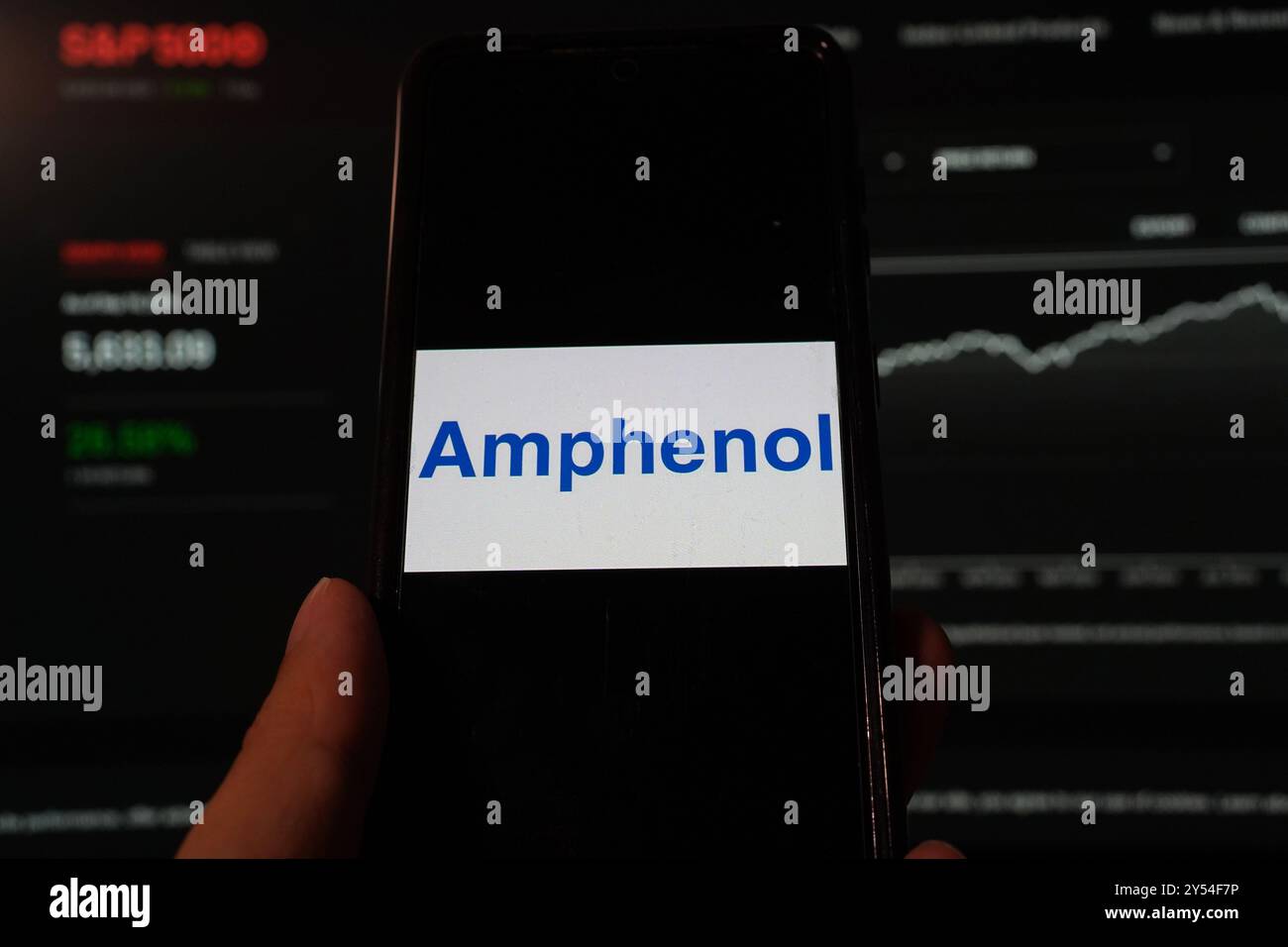 Chine. 17 septembre 2024. Dans cette illustration photo, le logo Amphenol est affiché sur un smartphone avec un fond de site Web S&P index. (Crédit image : © Alvin Chan/SOPA images via ZUMA Press Wire) USAGE ÉDITORIAL SEULEMENT! Non destiné à UN USAGE commercial ! Banque D'Images