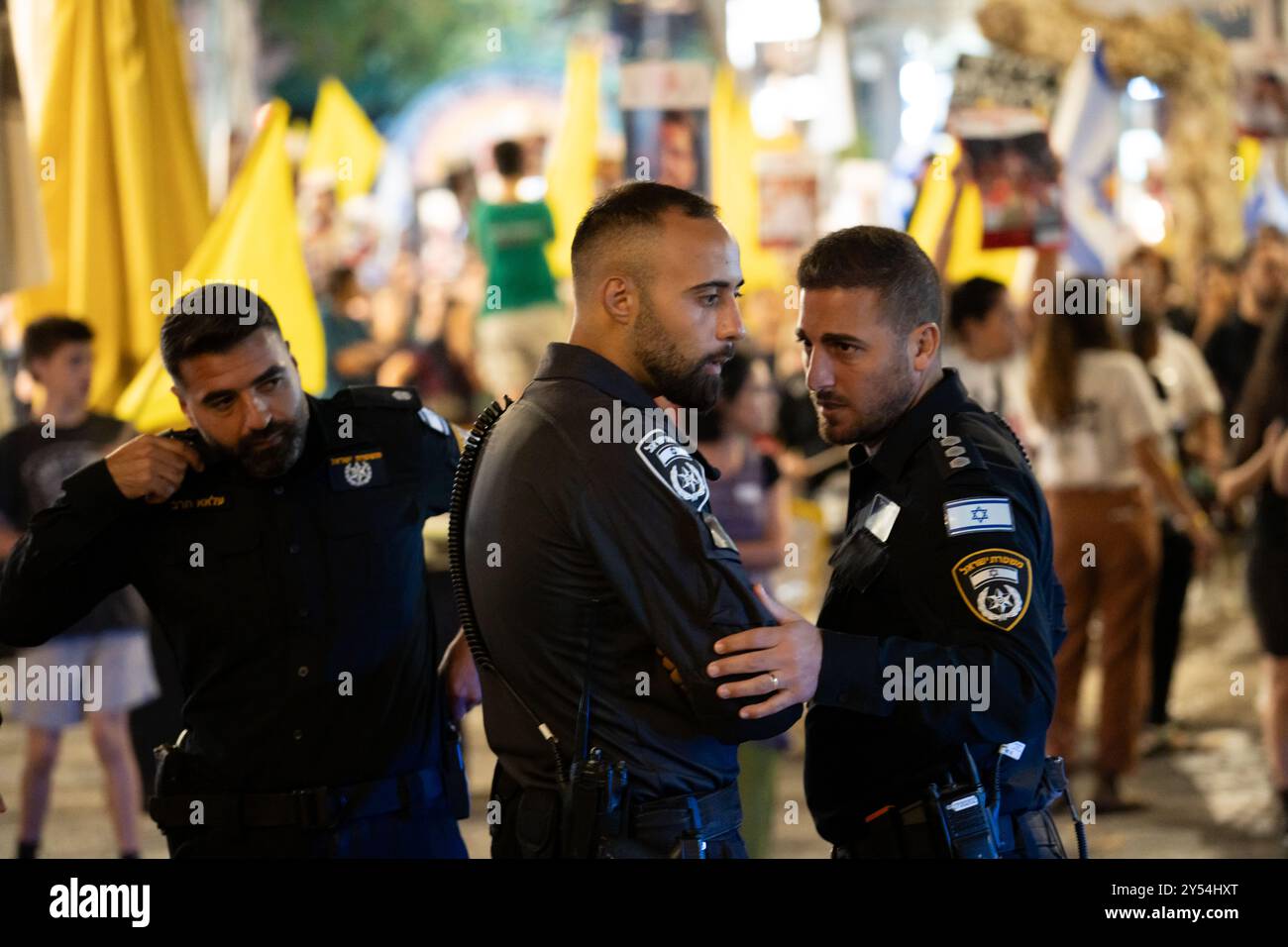 La police israélienne ferme la route avant une marche de protestation contre la guerre dans les rues de Jérusalem appelant à un accord d'otages le 14/9/24 Banque D'Images