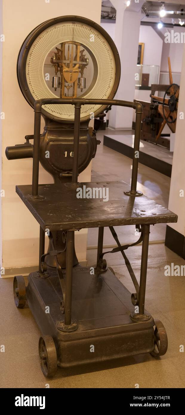 une balance mécanique antique utilisée pour peser dans une imprimerie des temps anciens Banque D'Images