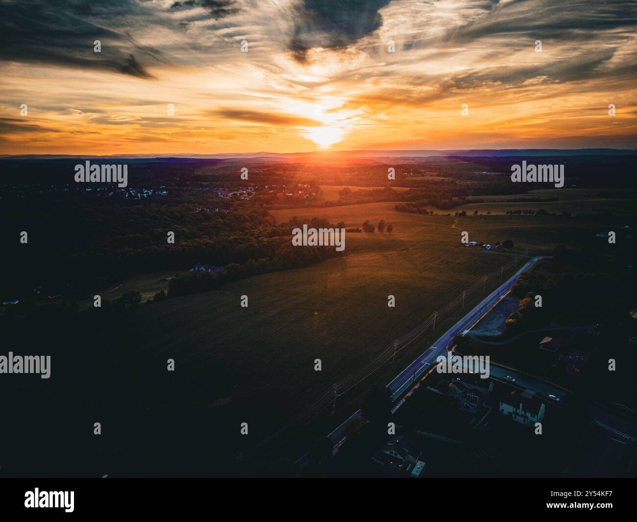 paysage d'horizon nuageux au-dessus des terres agricoles et de la route Banque D'Images