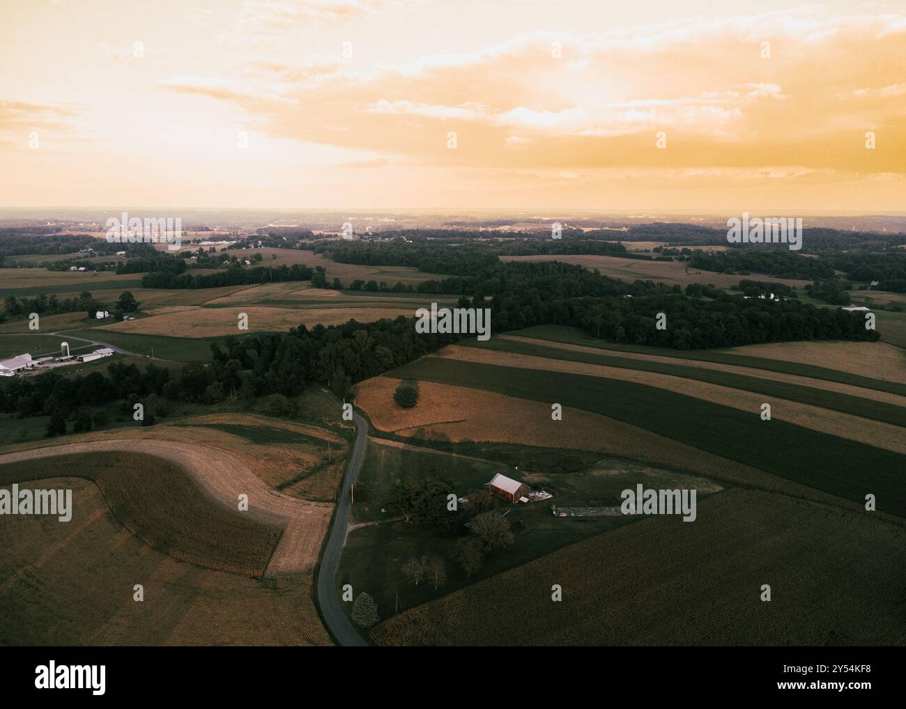 drone paysage ariel photo de la ligne d'horizon de coucher de soleil avec des terres agricoles Banque D'Images