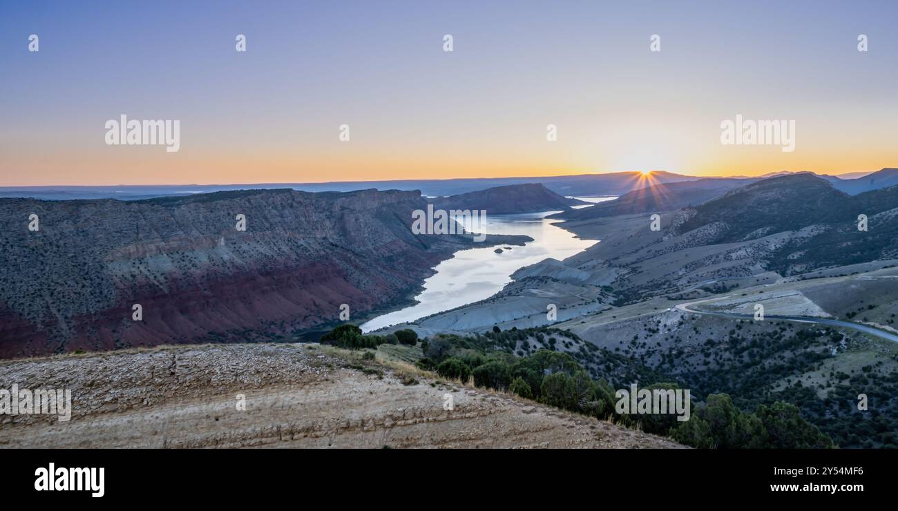 Lever de soleil sur la rivière Green, dans la zone de loisirs nationale de Flaming gorge, dans la forêt nationale d'Ashley, près de Dutch John, Utah. Banque D'Images