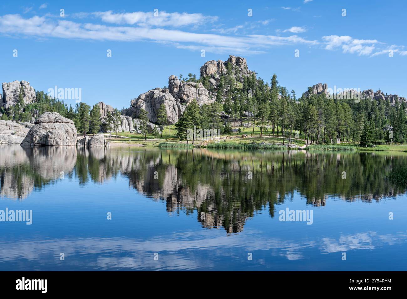 Reflet immaculé de Sylvan Lake, dans le parc d'État de Custer, près de Custer, Dakota du Sud. Banque D'Images