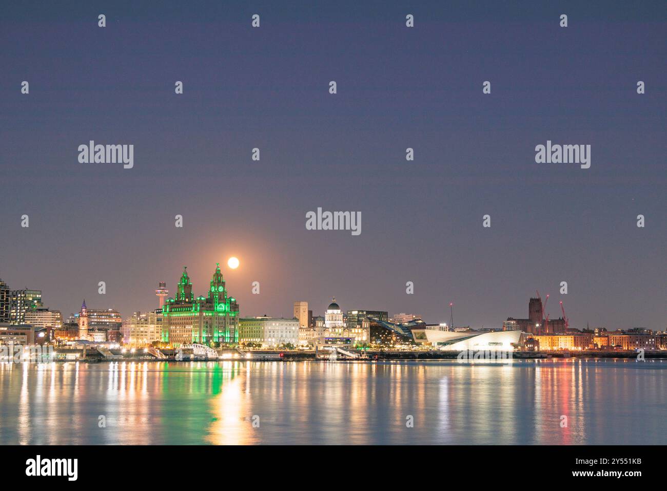 Septembre 2024 Supermoon se levant au-dessus des gratte-ciel de Liverpool, le Liver Building et la rivière Mersey la nuit Banque D'Images