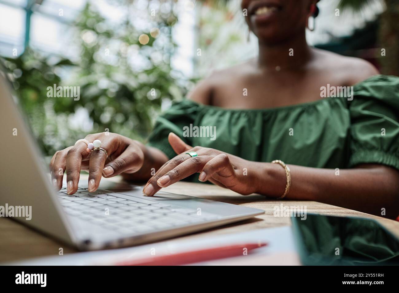 Gros plan moyen de mains féminines manucurées tapant sur le clavier Banque D'Images