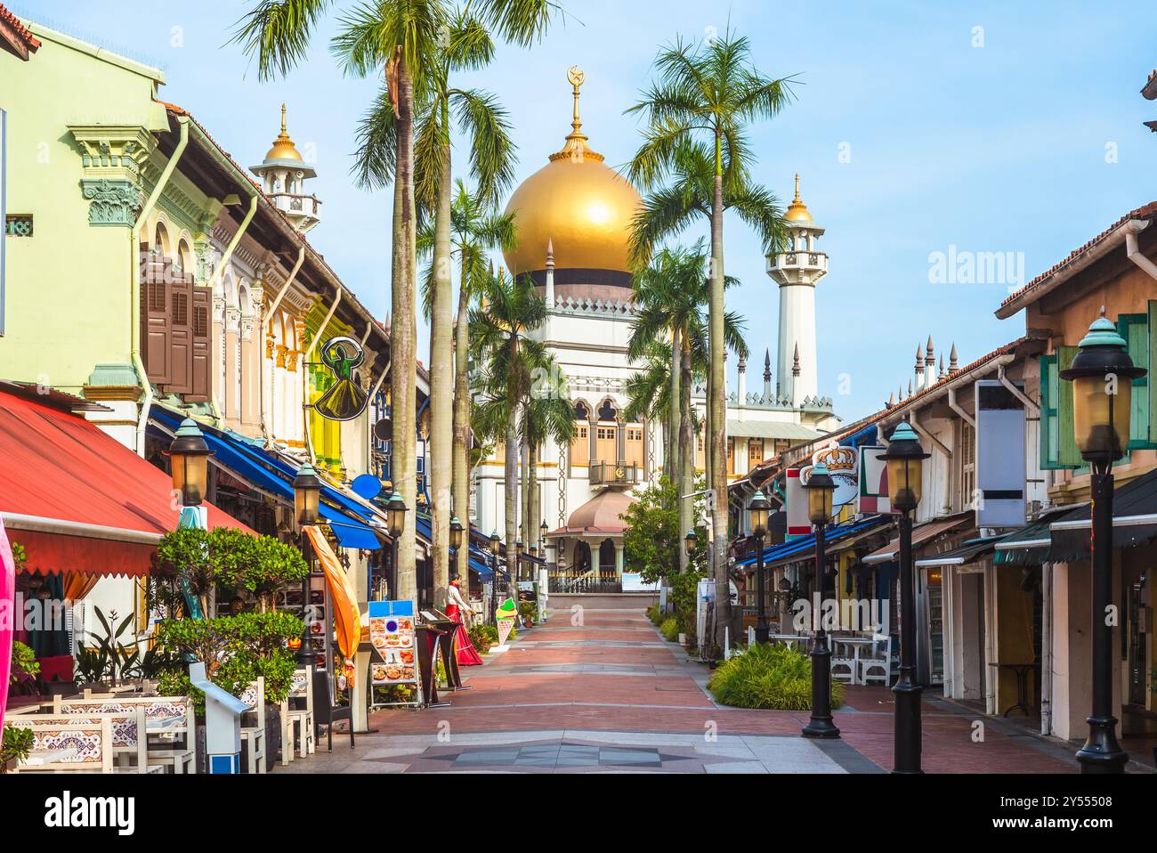 Vue sur la rue Arab Street avec Masjid Sultan situé dans le quartier Kampong Glam, Singapour Banque D'Images