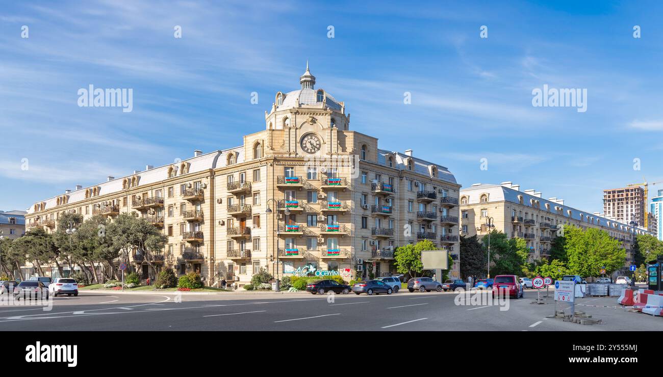 Bakou, Azerbaïdjan - 10 mai 2024 : sur l'avenue du 8 novembre, un magnifique bâtiment historique se distingue avec des détails complexes. Les voitures passent tandis que la verdure ajoute de la vie au paysage urbain sous un ciel bleu clair Banque D'Images