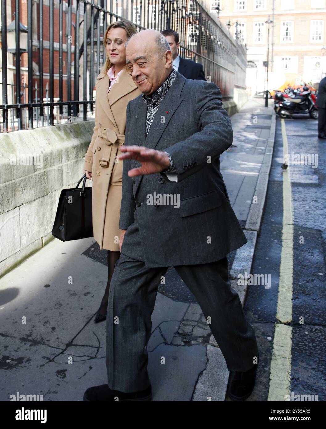 Pic montre : Mohamed Al-Fayed homme d'affaires égyptien vu ici arriver à la haute Cour de Londres en 2008 alors que son équipe juridique suivait et attendait avant Banque D'Images