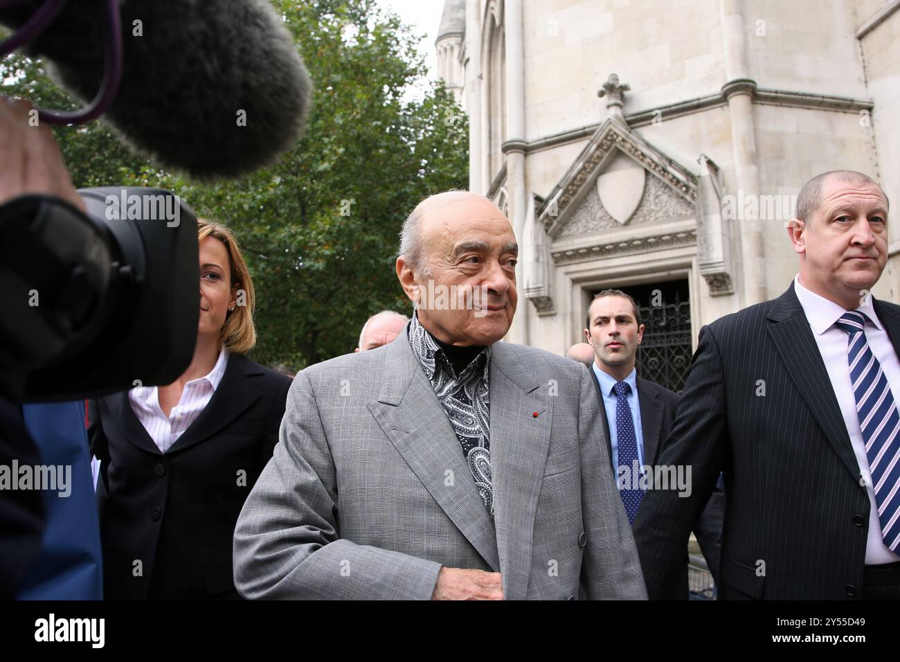 Pic montre : Mohamed Al-Fayed homme d'affaires égyptien vu ici arriver à la haute Cour de Londres en 2007 alors que son équipe juridique suivait et attendait avant Banque D'Images