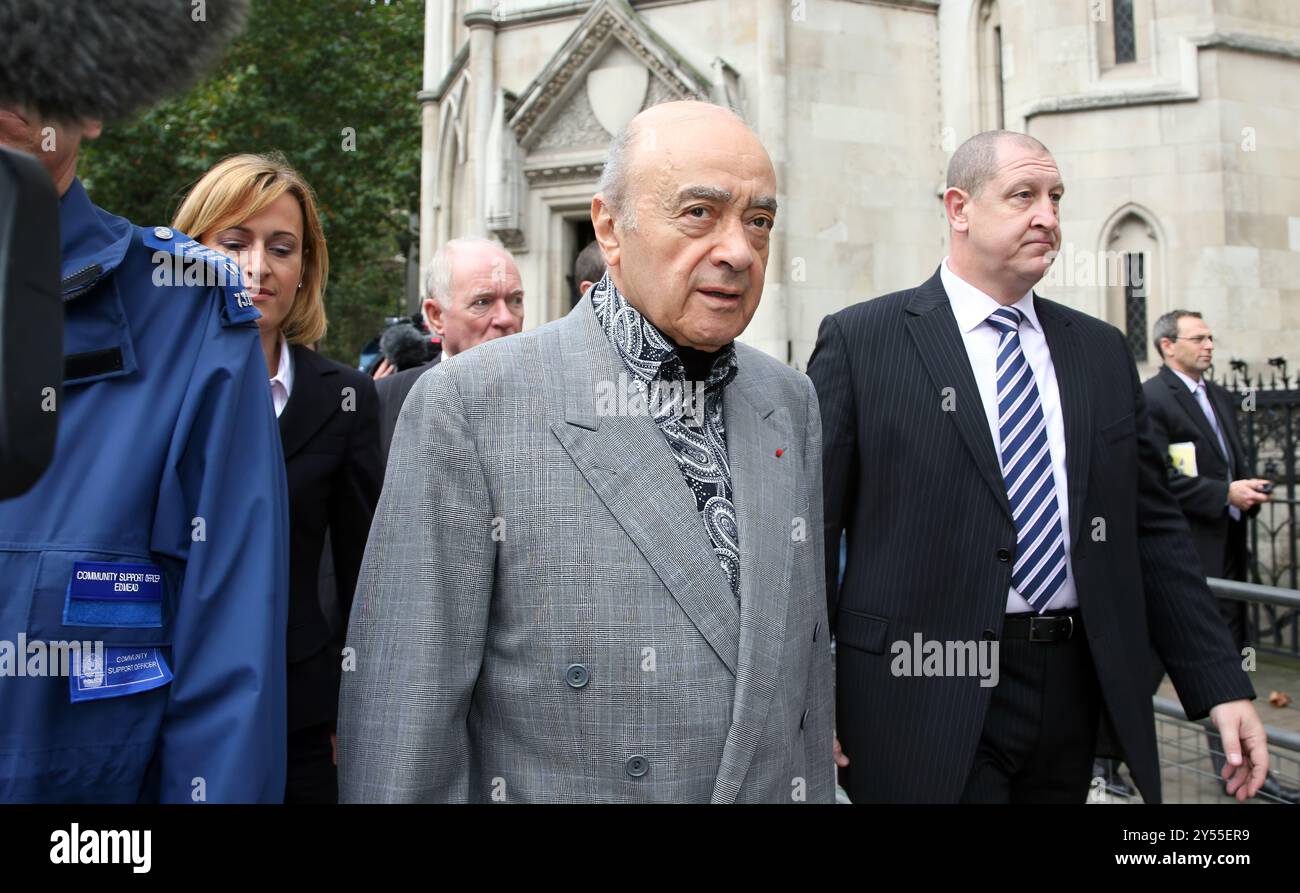 Pic montre : Mohamed Al-Fayed homme d'affaires égyptien vu ici arriver à la haute Cour de Londres en 2007 alors que son équipe juridique suivait et attendait avant Banque D'Images