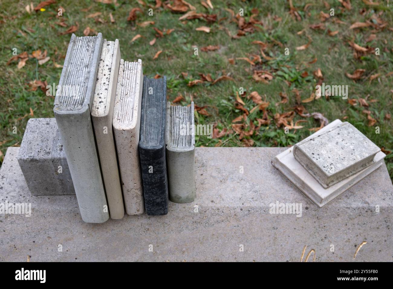 Pierre tombale avec des livres sculptés sur la tombe, Old préparés Matthäus Kirchhof à Berlin, Allemagne. Banque D'Images