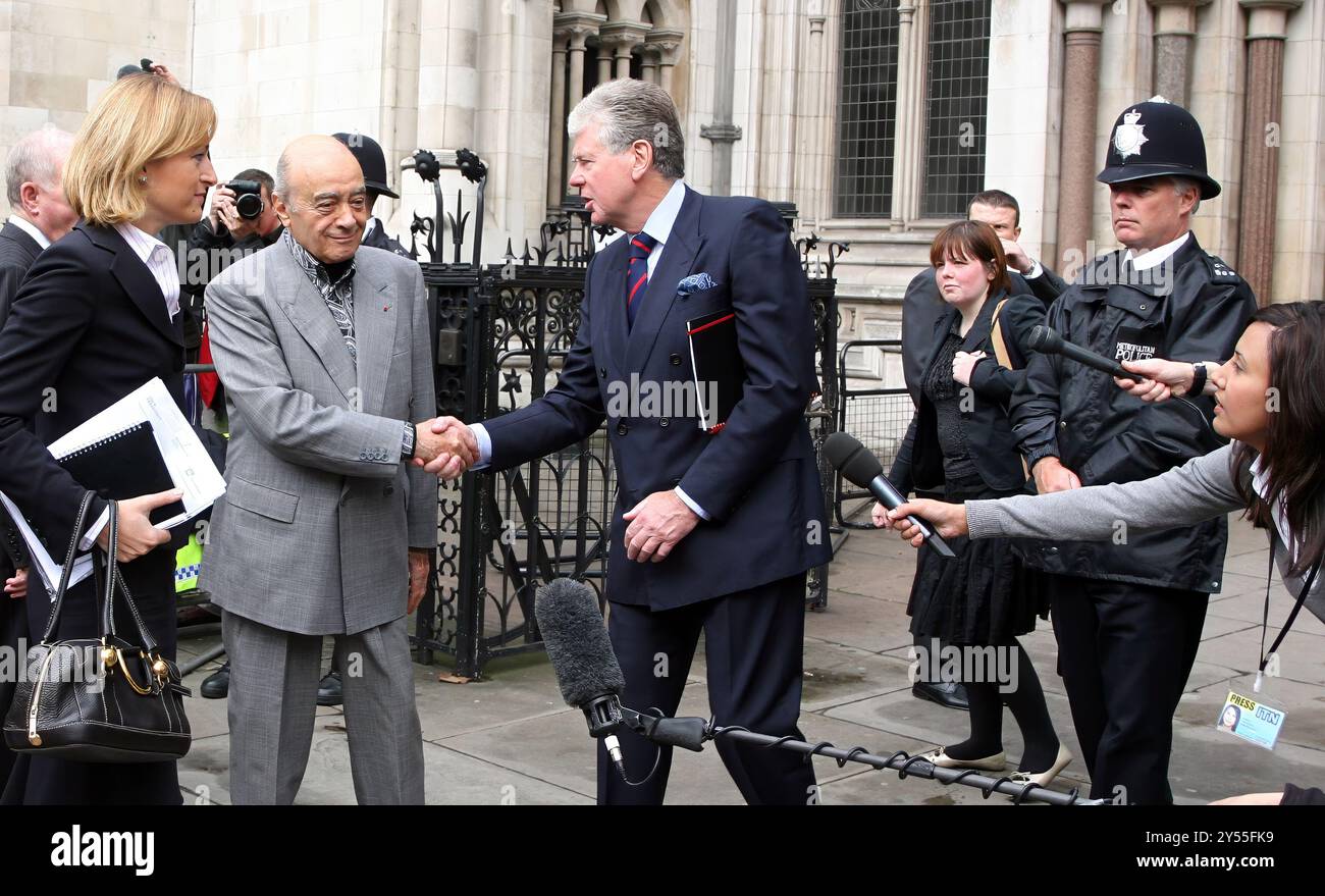 Pic montre : Mohamed Al-Fayed homme d'affaires égyptien vu ici arriver à la haute Cour de Londres en 2007 alors que son équipe juridique suivait et attendait avant Banque D'Images
