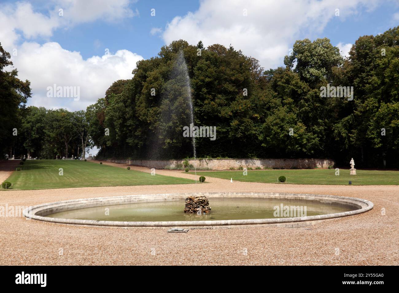 Fontaine formelle, devant le Château de Baronville, Béville-le-Comte, France Banque D'Images