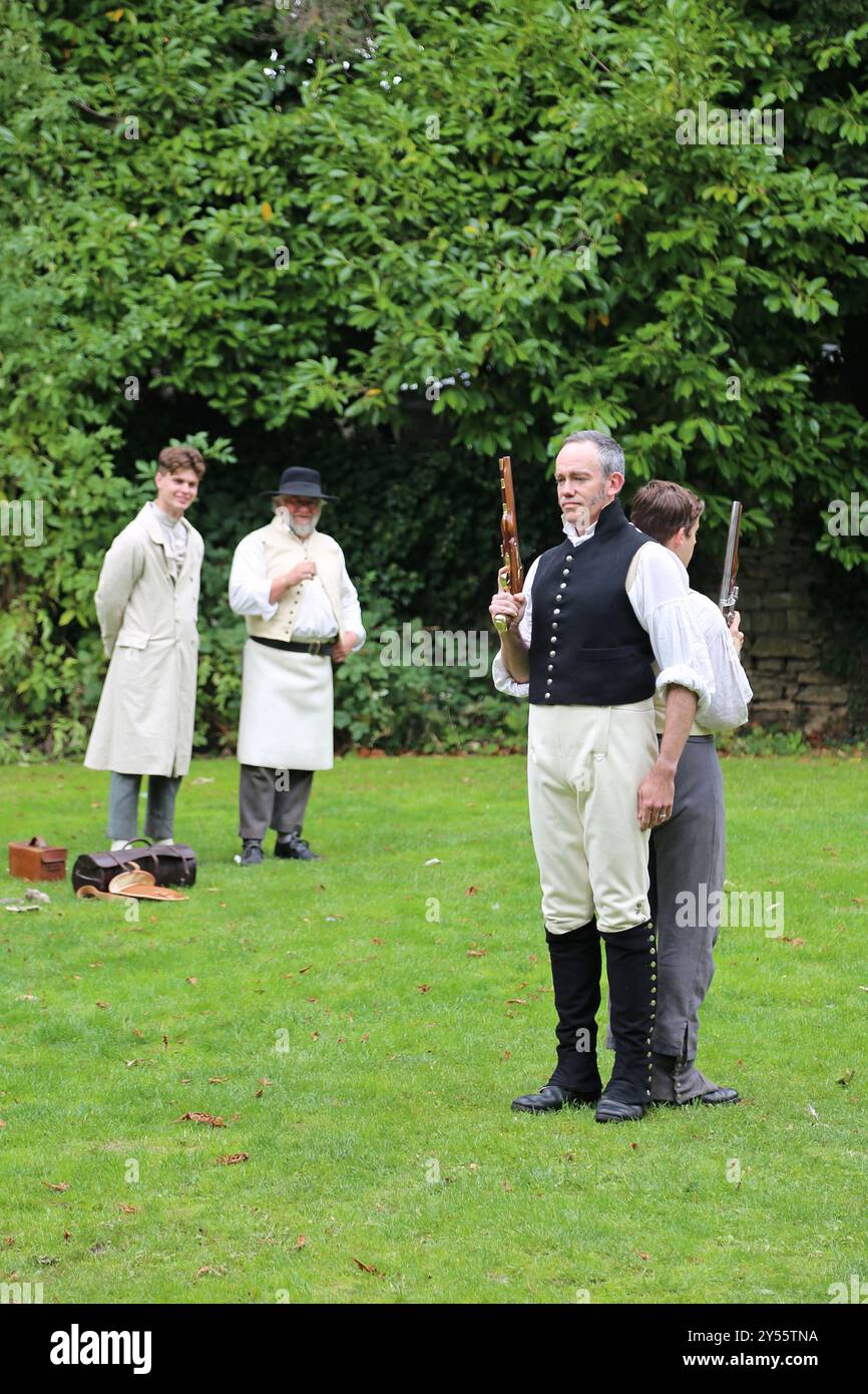Démonstration de duel, 33e régiment du camp d'infanterie, Jane Austen Festival 2024, Holburne Museum, Bath, Somerset, Angleterre, grande-Bretagne, Royaume-Uni, Europe Banque D'Images