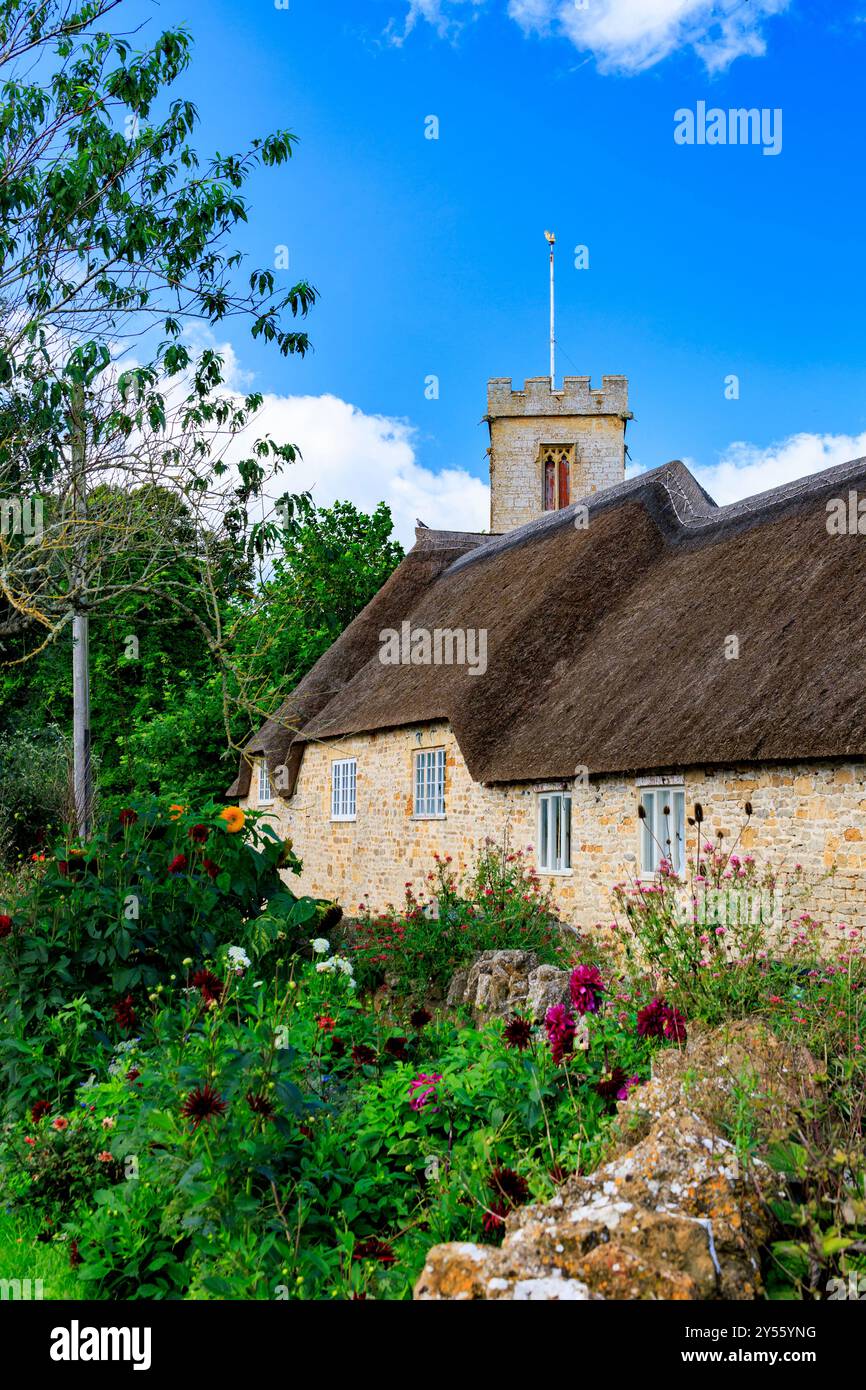 Chalets au toit de chaume sur le domaine Symondsbury, NR Bridport, Dorset, Angleterre, Royaume-Uni Banque D'Images