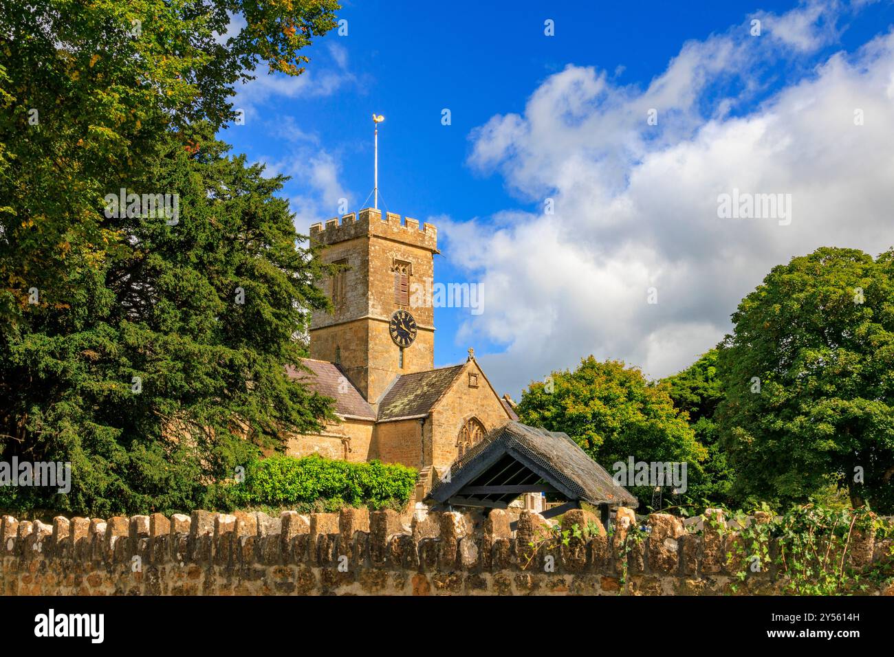 Église paroissiale Saint-Jean-Baptiste dans le village de Symondsbury, NR Bridport, Dorset, Angleterre, Royaume-Uni Banque D'Images