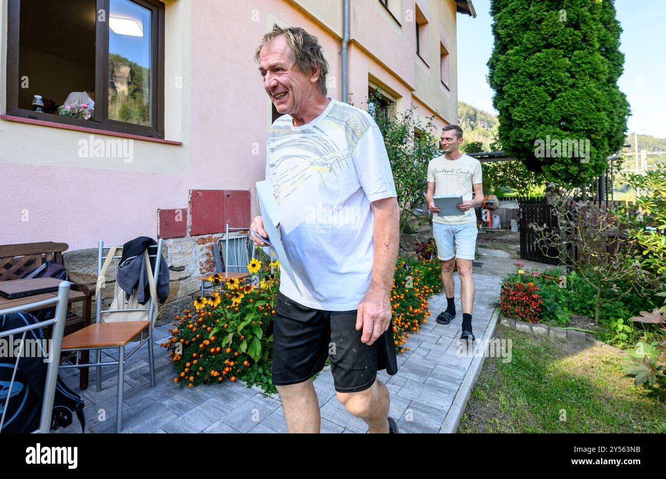 Decin, République tchèque. 20 septembre 2024. Milan Krauskopf, propriétaire de la pension où se trouve l'autre bureau de vote, va voter le premier jour de l'élection à Dolni Zleb, à Decin, République tchèque, le 20 septembre 2024, là où la route est inondée par l'Elbe et le seul moyen possible d'y arriver est le train. Crédit : Ondrej Hajek/CTK photo/Alamy Live News Banque D'Images