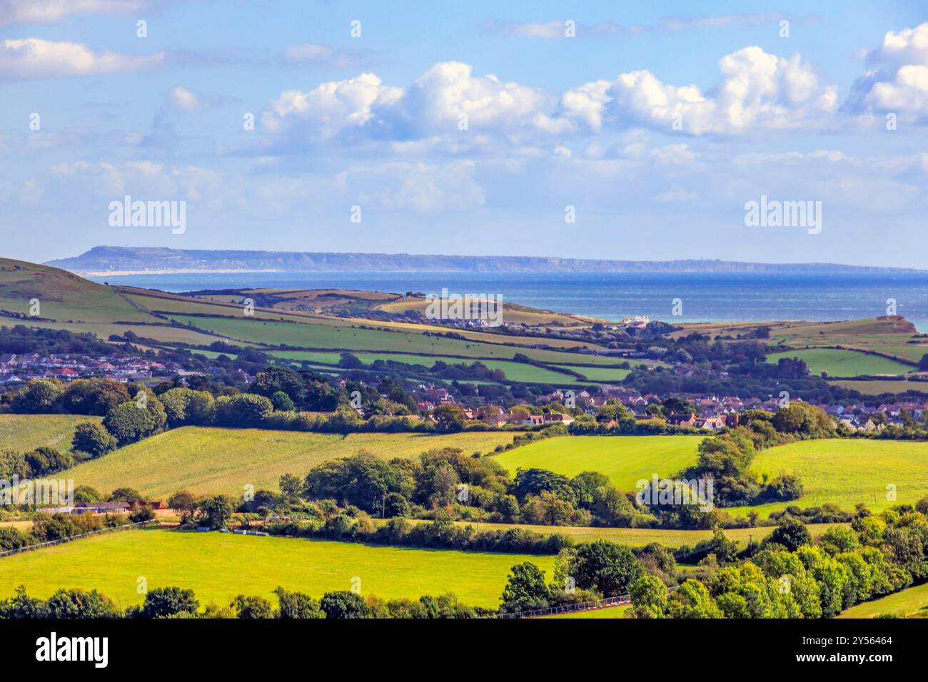 La banlieue de Bridport et l'île de Portland depuis le sommet de Colmer's Hill au-dessus du village de Symondsbury, NR Bridport, Dorset, Angleterre, Royaume-Uni Banque D'Images