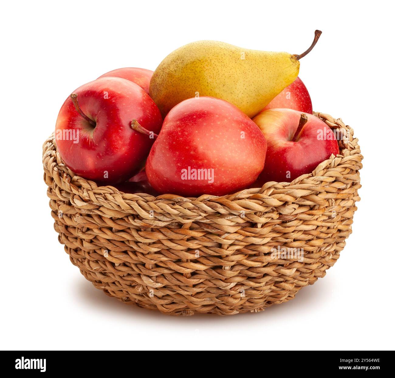 chemin de panier de poires jaunes de pommes rouges isolé sur blanc Banque D'Images