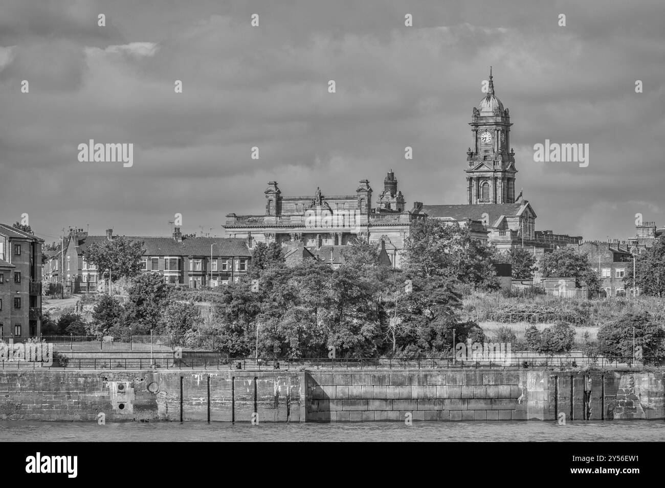 Cette image colorée prise depuis le service de ferry River Mersey est du magnifique hôtel de ville de Birkenhead. Banque D'Images