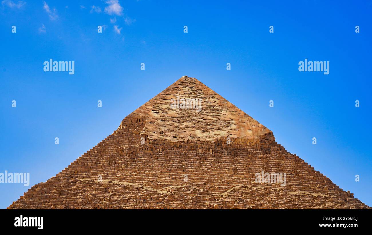 Vue rapprochée de la calcaire polie de la Grande Pyramide de Khafre sur le plateau de Gizeh contre un ciel bleu clair sur le plateau de Gizeh Banque D'Images