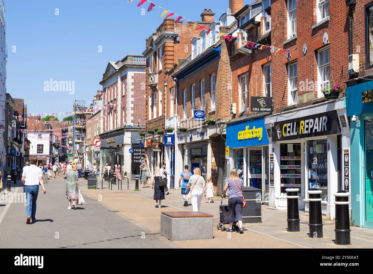 High Street UK animée avec des gens qui font du shopping dans le centre-ville Winchester UK Winchester Hampshire Angleterre UK GB Europe Banque D'Images