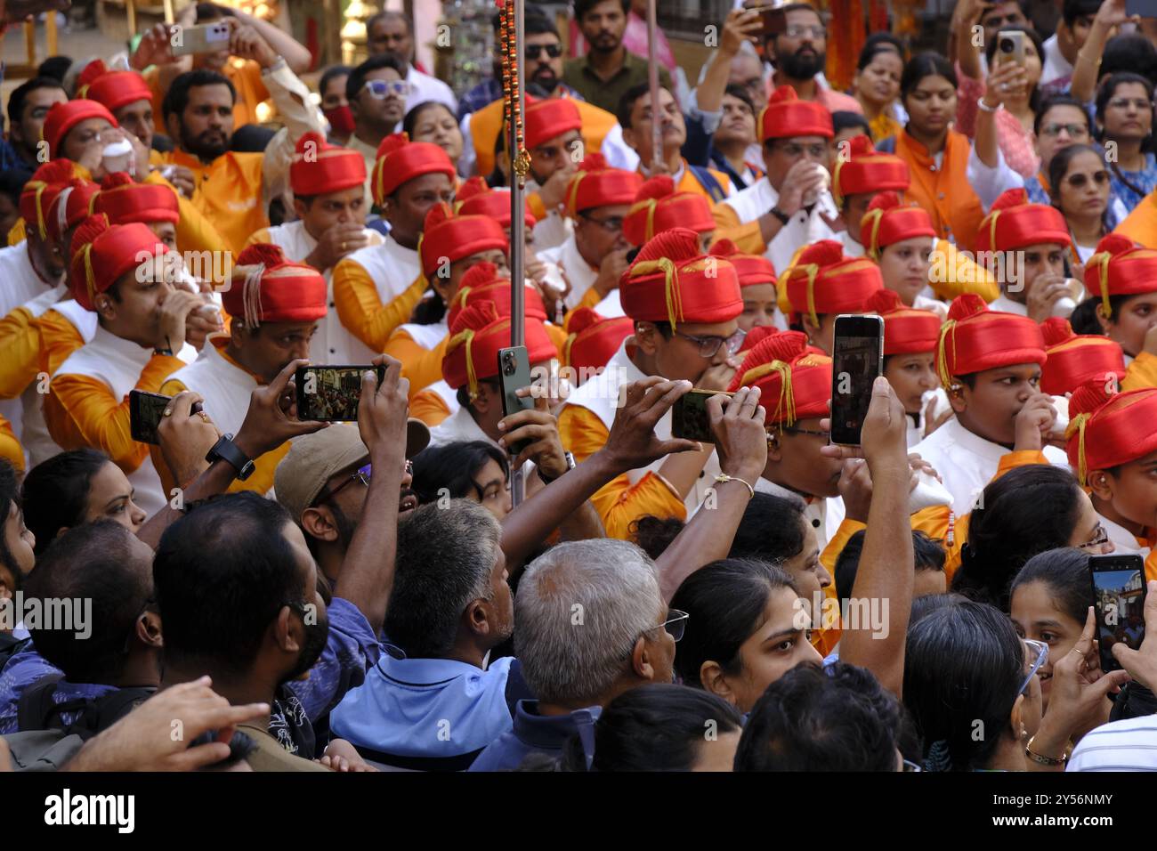 Pune, Inde - 17 septembre 2024, procession de Pune Ganpati Visarjan avec tenue traditionnelle, le rythme de la musique traditionnelle Dhol Tasha. Banque D'Images