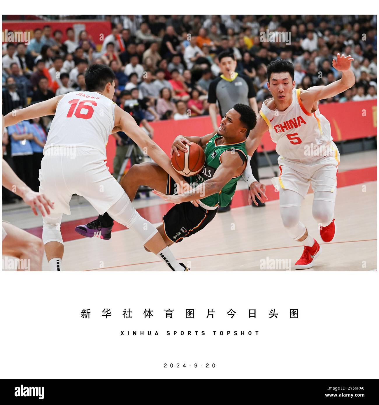 Pékin, province chinoise du Shaanxi. 20 septembre 2024. Devon Dotson (2e R) de Joventut Badalona tombe lors d'un match d'échauffement entre l'équipe masculine chinoise de basket-ball et le club espagnol de Liga ACB Joventut Badalona à Xi'an, dans la province du Shaanxi, au nord-ouest de la Chine, le 20 septembre 2024. Crédit : Li Yibo/Xinhua/Alamy Live News Banque D'Images Pékin, province chinoise du Shaanxi. 20 septembre 2024. Devon Dotson (2e R) de Joventut Badalona tombe lors d'un match d'échauffement entre l'équipe masculine chinoise de basket-ball et le club espagnol de Liga ACB Joventut Badalona à Xi'an, dans la province du Shaanxi, au nord-ouest de la Chine, le 20 septembre 2024. Crédit : Li Yibo/Xinhua/Alamy Live News Banque D'Images