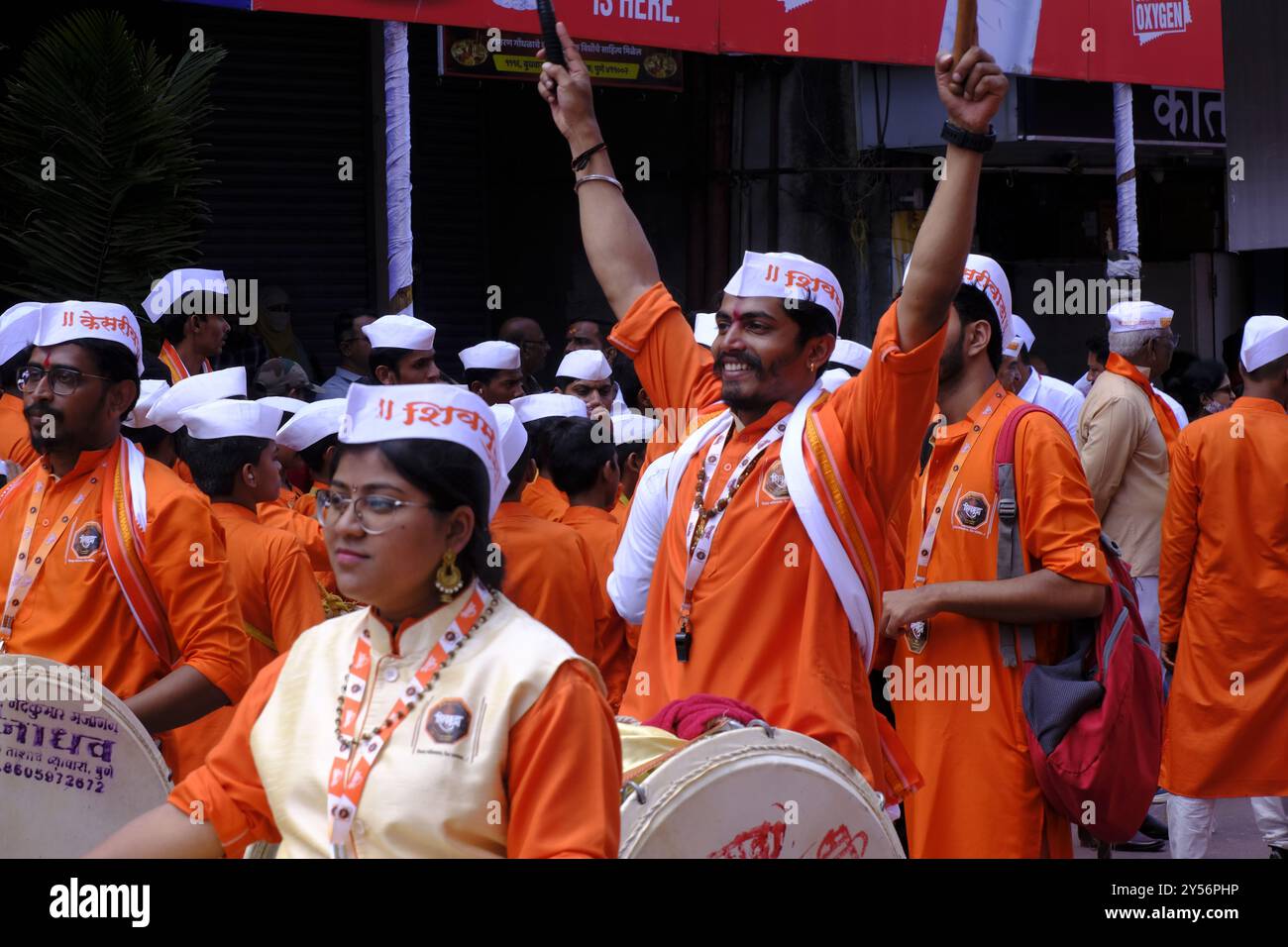 Pune, Inde - 17 septembre 2024, procession de Pune Ganpati Visarjan avec tenue traditionnelle, le rythme de la musique traditionnelle Dhol Tasha. Banque D'Images